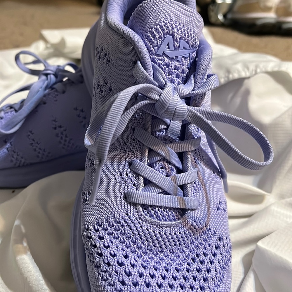 APL size 9, lavender women’s active shoe, EXCELLENT condition